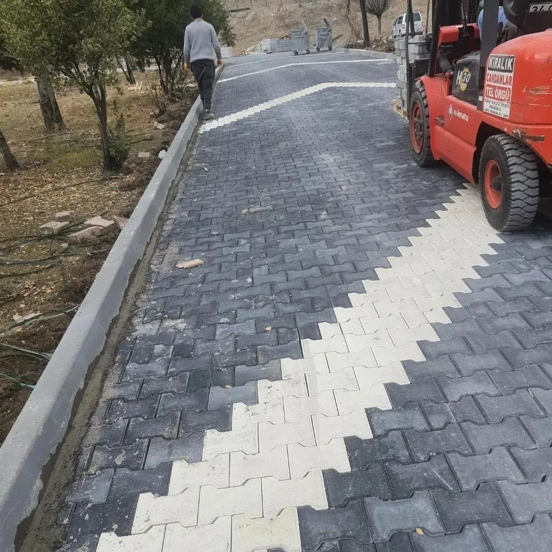 8'lık kilit taşı fiyatları Ortalama Kilitli Yol Parke Taşı Fiyatı 1 Palet (12, metrekare) 1.800 TL + Nakliye 100 m2 Kilitli Taş Fiyatı 21.000 tl ortalama