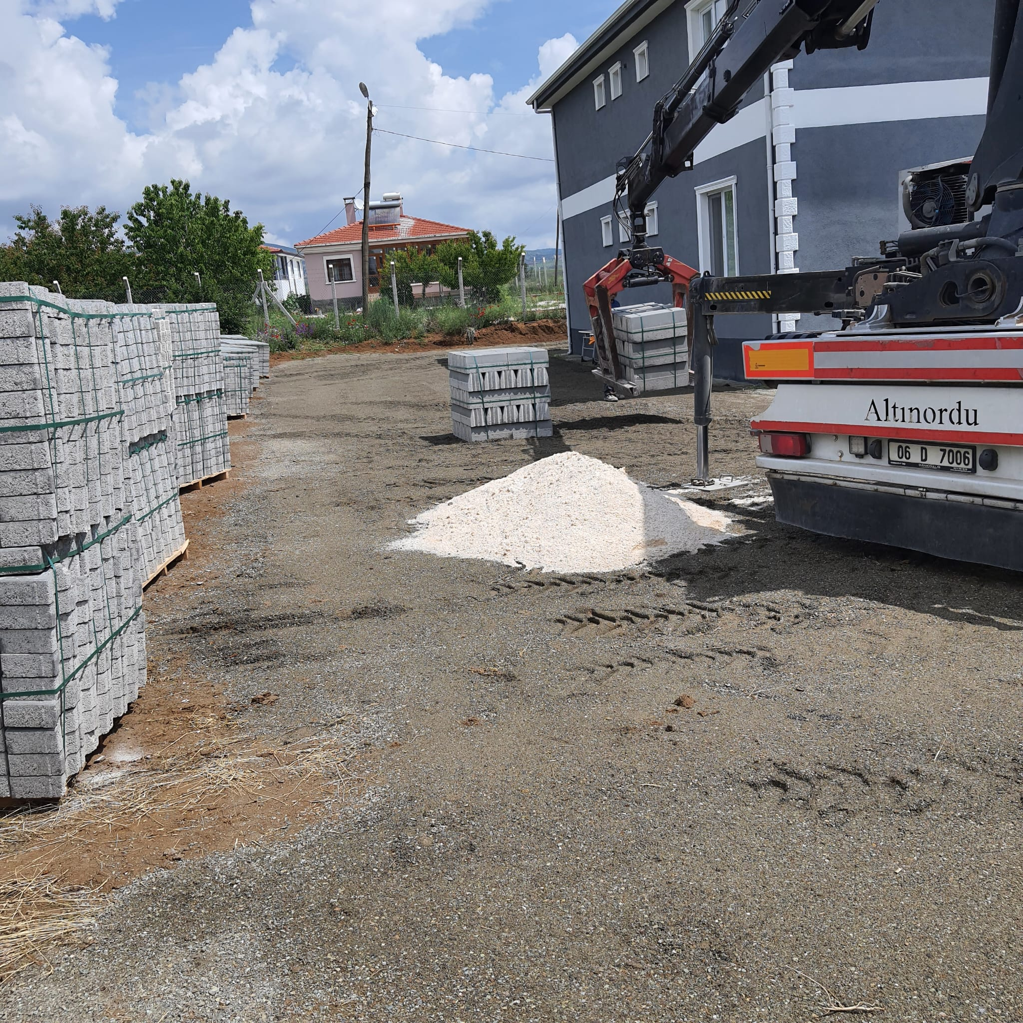 Ankara kilit Taşı Fiyatı Kilitli Parke Taşı üreticinin bulunduğu konuma ve teslimatın yapılacağı yere göre değişmektedir. Ortalama Kilitli Yol Parke Taşı Fiyatı 1 Palet 5,5 metrekare 3500 TL + Nakliyedir. 100 m2 Kilitli Taş Fiyatı 35000 – 40000 TL arasıdır.